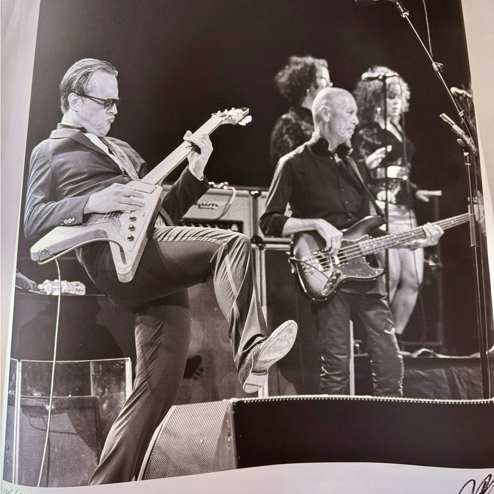 Signed Joe Bonamassa concert poster. Certificate of authenticity included. - Picture 4 of 4